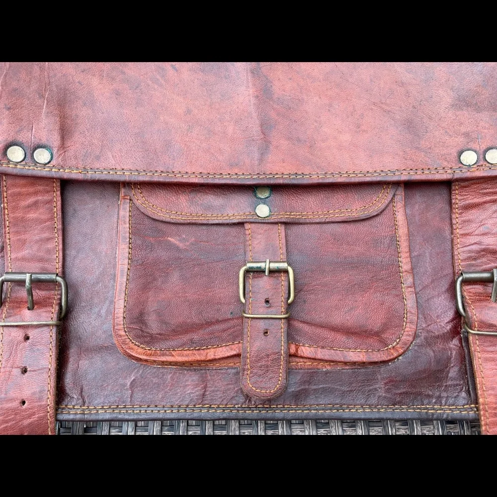 Vintage leather satchel from India - Picture 4 of 12